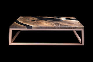 Table basse en bois et epoxy noir sur cadre metalique bronze